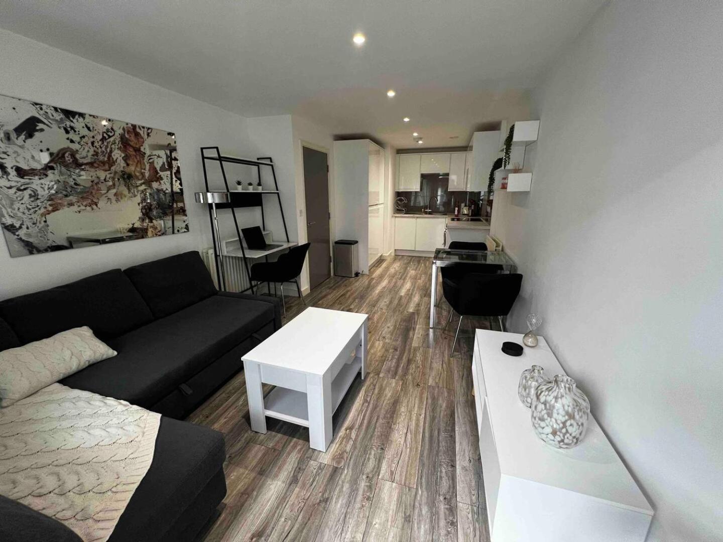 Апартаменты Stylish 1-Bed Flat With Sofa-Bed In Лондон Экстерьер фото